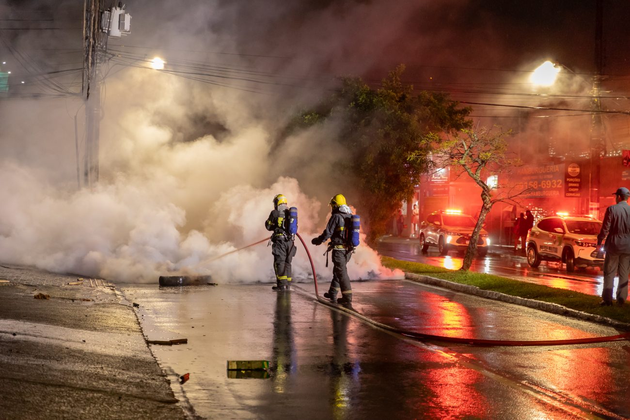 Fogo foi controlado pelos bombeiros, que também limparam a a pista - Germano Rorato/ND