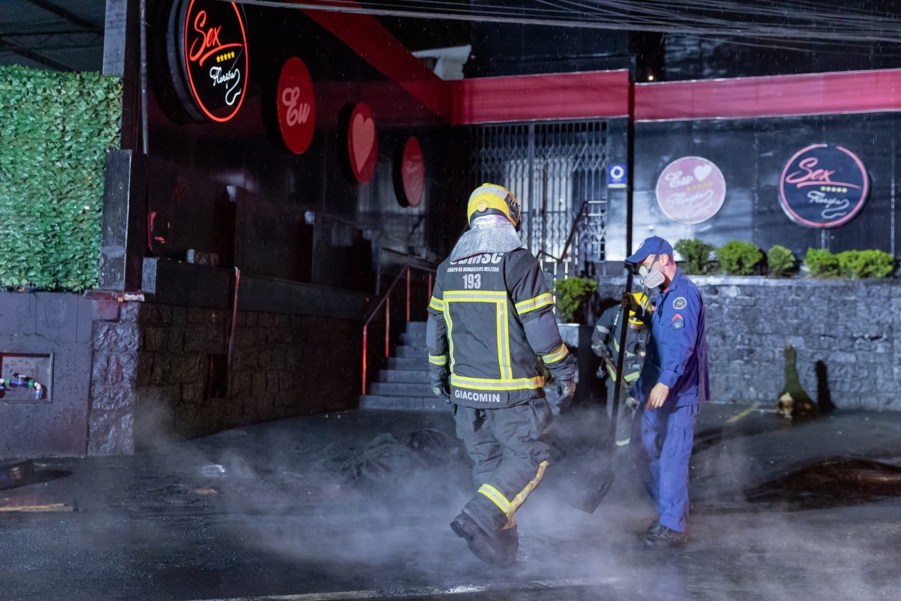 Fogo foi controlado pelos bombeiros, que também limparam a pista - Germano Rorato/ND