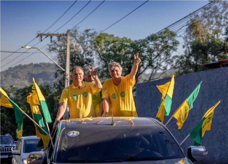 Candidato a prefeito e vice durante eleição em Rio do Sul