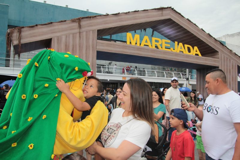 Imagem mostra famílias na entrada da Marejada 