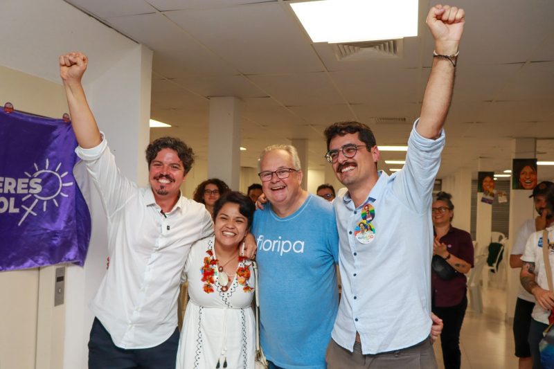 Vereadora Ingrid Sateré-Mawé abraçada com o vereador Afrânio Boppré, deputado Marquito e Leonel Camasão