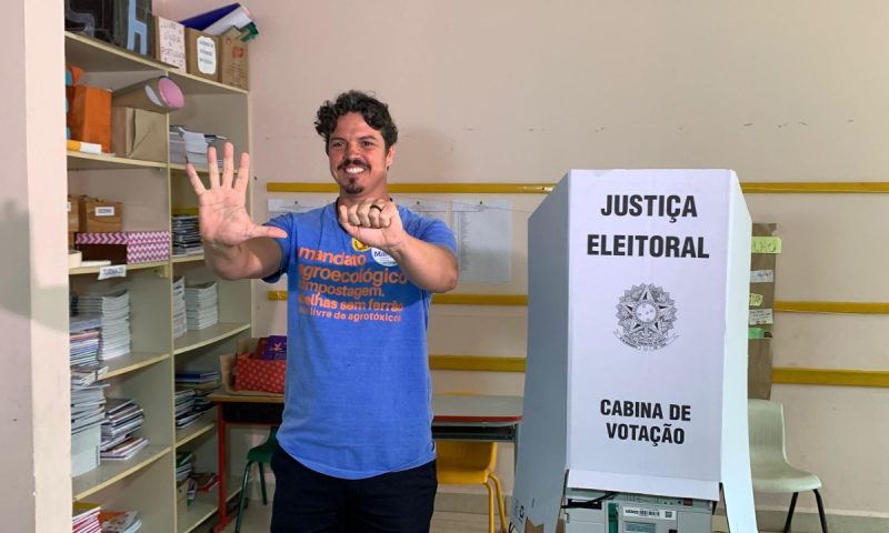 Candidato a prefeito de Florianópolis, Marquito votou em escola