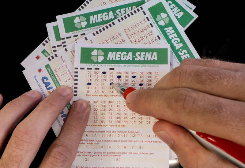 Resultado da Mega-Sena apostas com caneta marcando alguns números