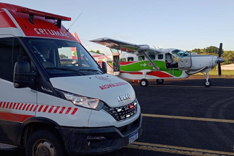 ambulância do samu e avião do samu que levaram a menina para florianópolis