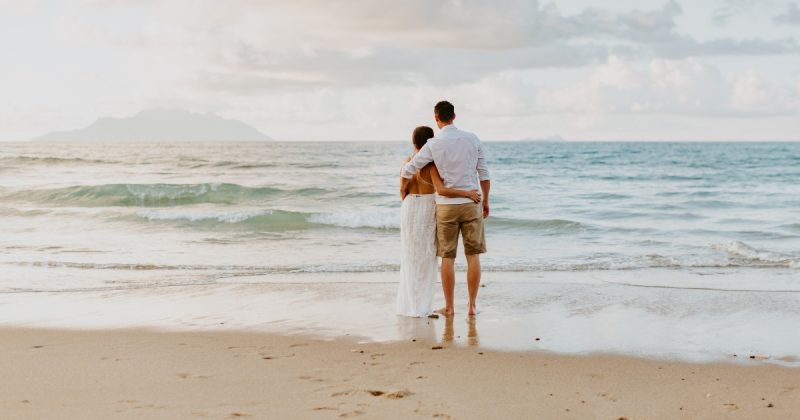 Casal abraçado em praia