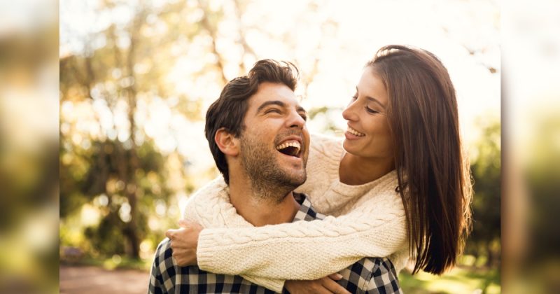 Casal em passeio se abraçando