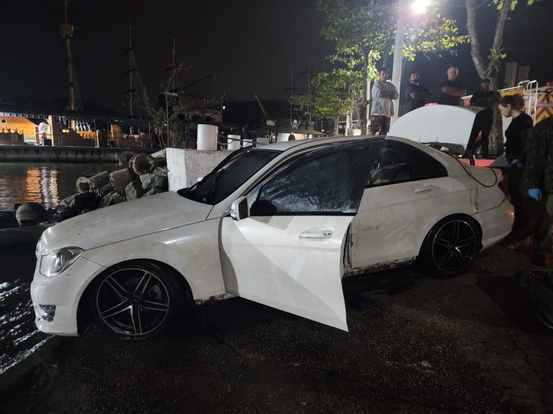 Imagem mostra carro de luxo onde estava corpo de idoso que caiu no rio do atracadouro da Barra Sul de Balneário Camboriú