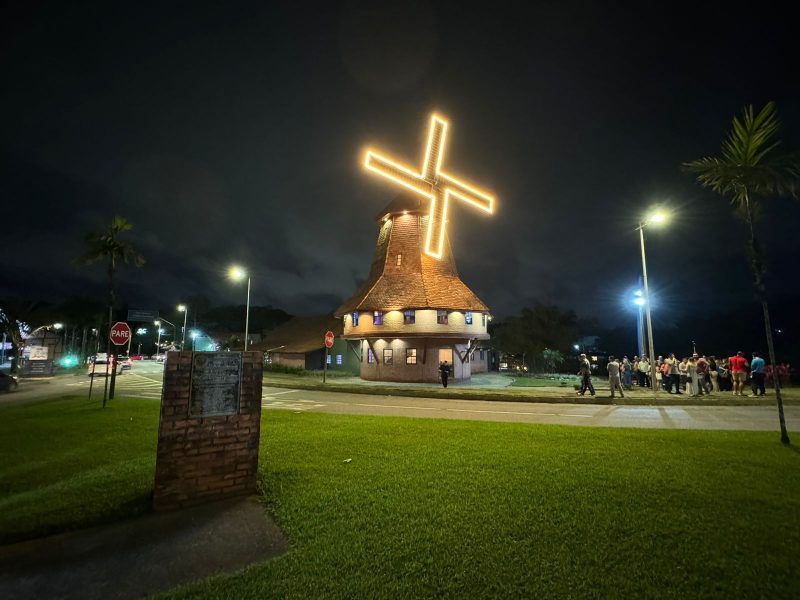 Moinho do Pórtico de Joinville recebe hélices iluminadas que acenderão todas as noites