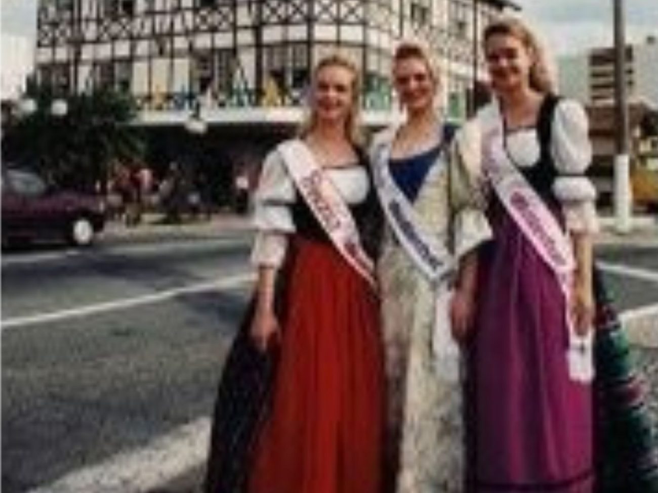 Morgana Hinsching, rainha de 2002 da Oktoberfest Blumenau - Divulgação