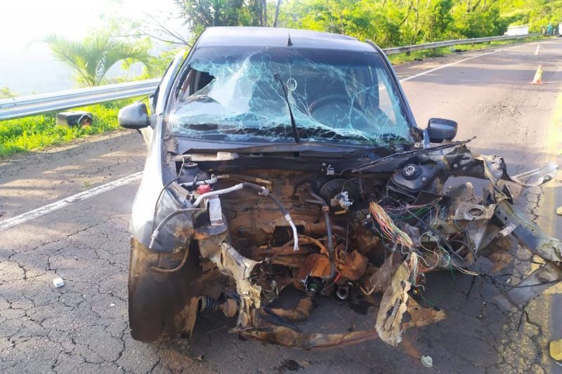 carro com a frente destruída após acidente na BR-153 em Irani, o motor do carro se desprendeu e foi parar em cima de árvore