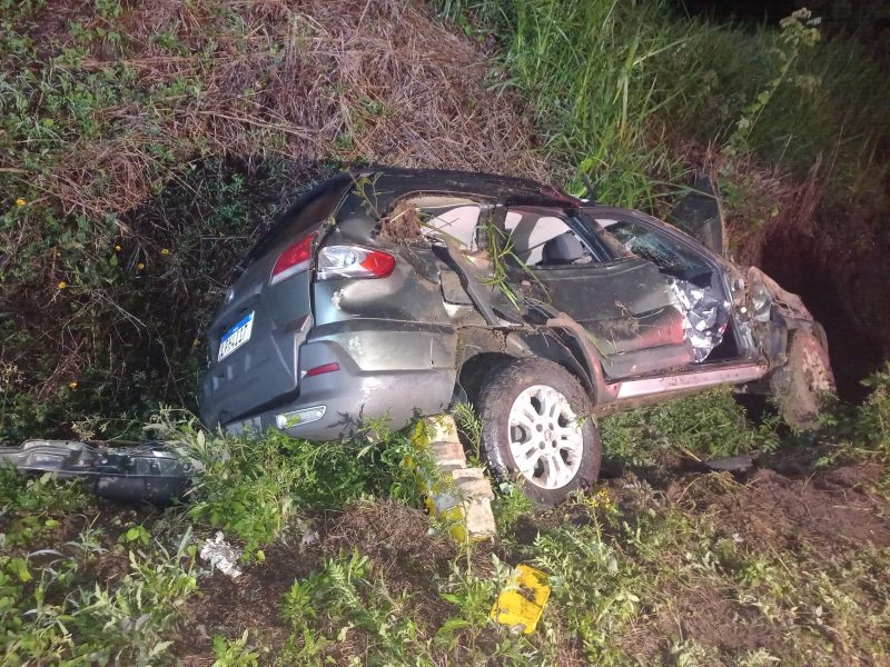 Imagem mostra carro destruído após motorista colidir em barranco