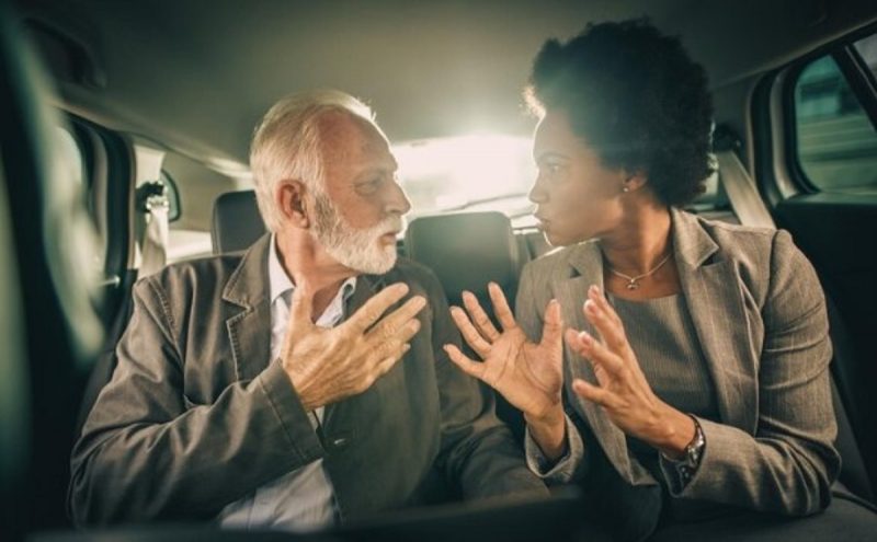 na foto aparece um dos motoristas podem ser multados por discussão no carro