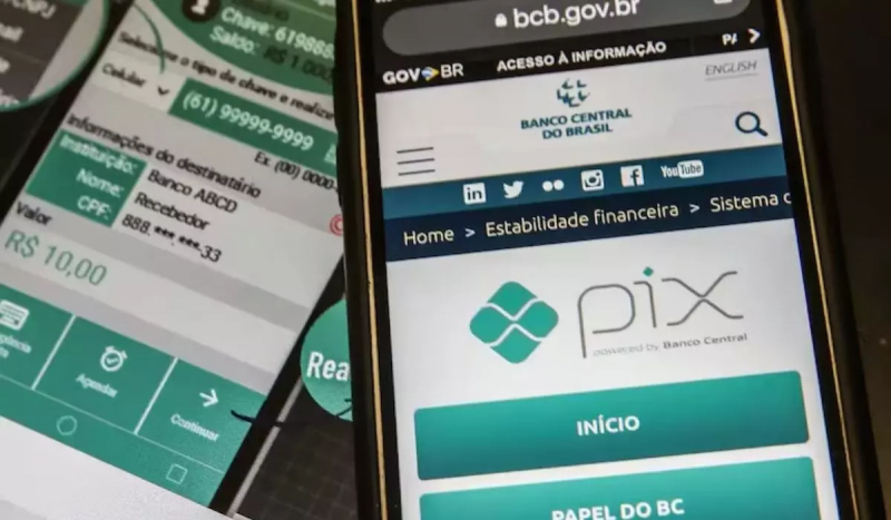 Imagem de celular com tela do banco central aberta, exibindo explicações sobre o sistema de pagamento pix 