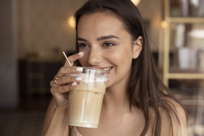 Mulher tomando shake