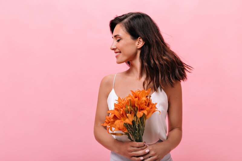 Mulher atraente segurando flores