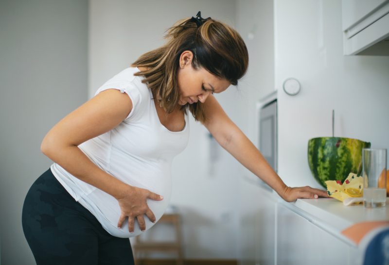 Mulher grávida após os 40 anos com cansaço