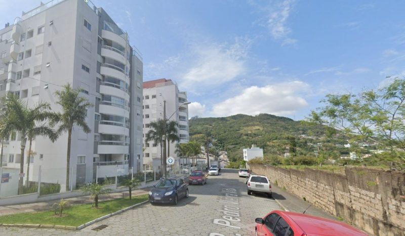 Mulher morreu ao cair do 8º andar de prédio, foto mostra rua e prédio da onde ela caiu