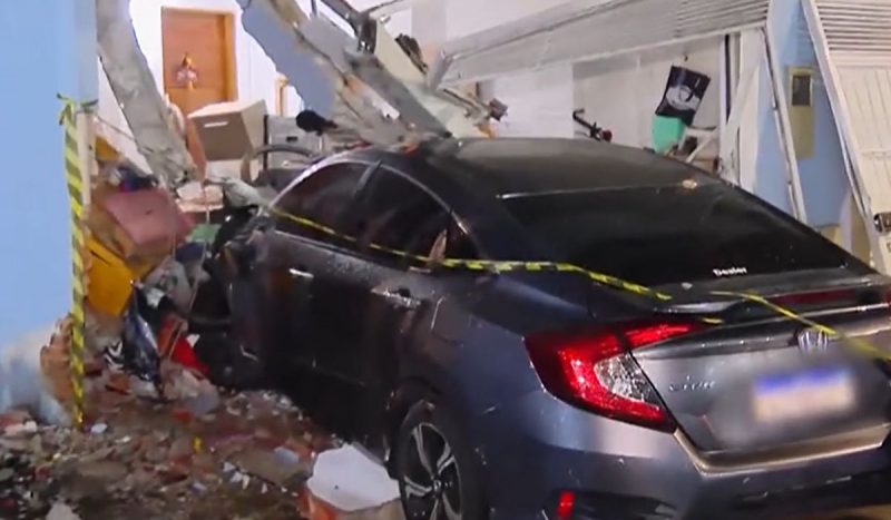 Motorista do veículo destruiu a entrada da garagem e atingiu veículo da proprietária do endereço