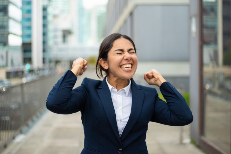 Mulher celebra vitória, pois ela é de um signo competitivo 