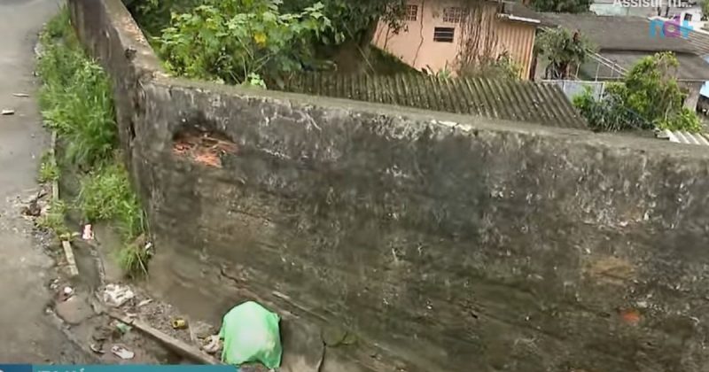 imagem mostra muro que ameaça desabar sobre casas no bairro Fazenda em Itajaí