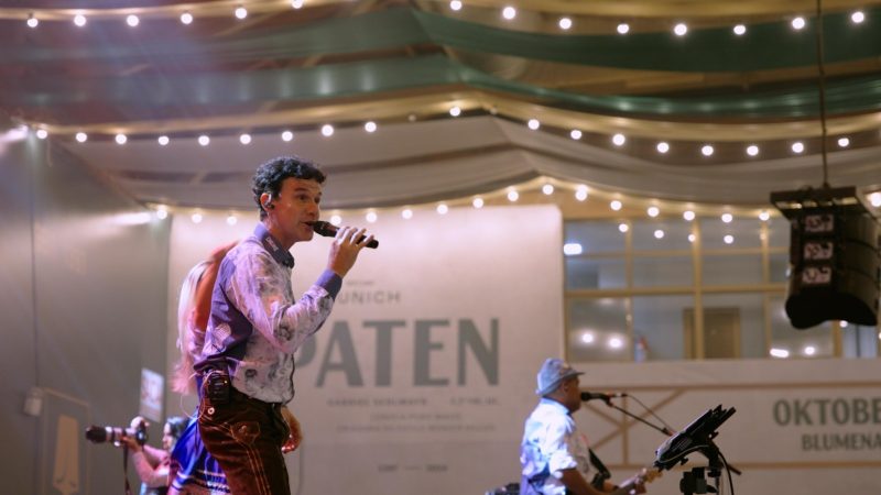 Banda cavalinho apresentado em palco na Oktoberfest Blumenau