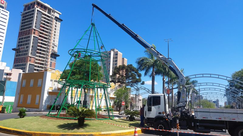 A instalação de pinheiro de Natal interrompe a circulação na rotatória da Avenida Getúlio Vargas.