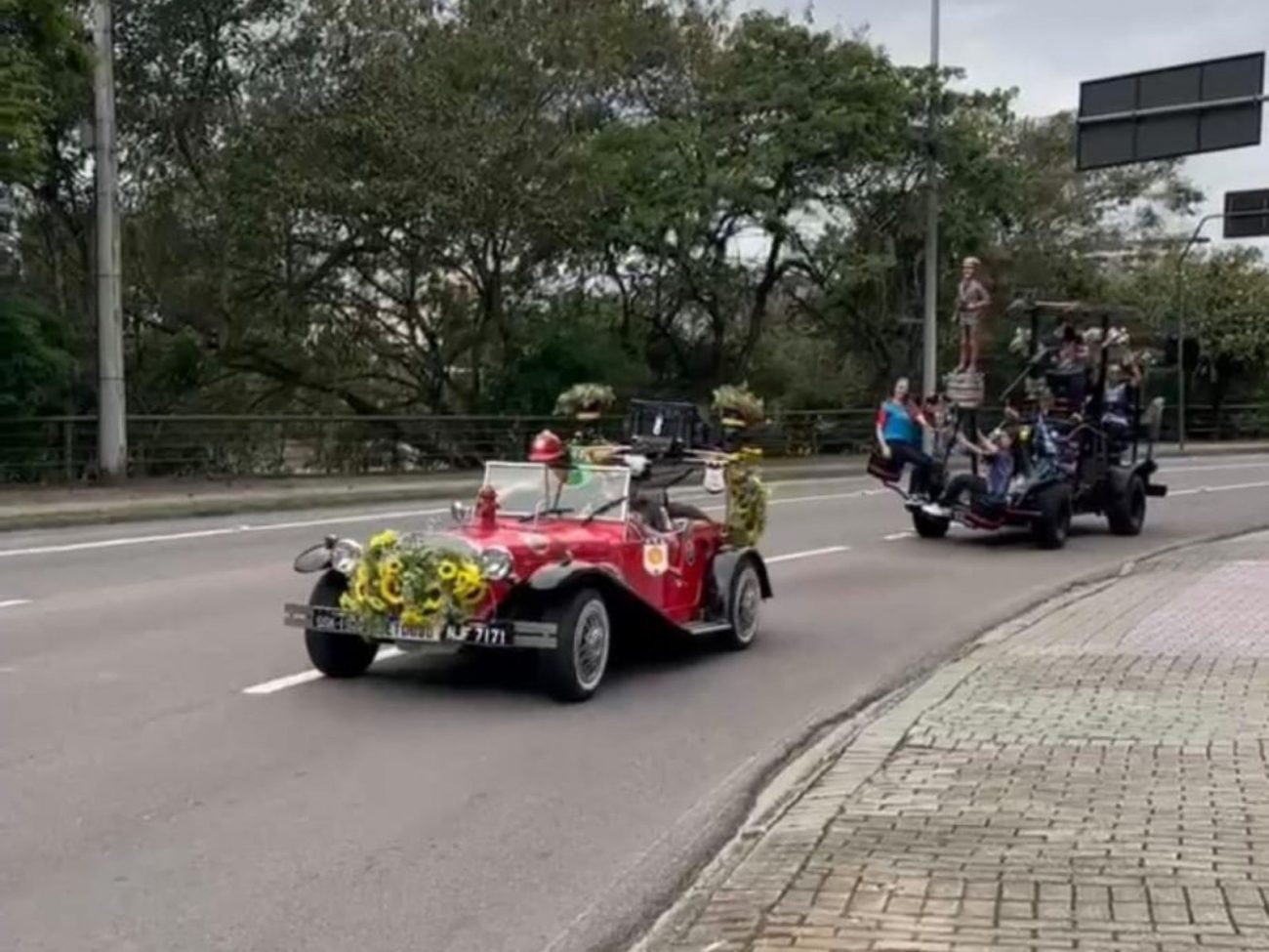 Foram mais de 15 carros personalizados desfilando no 