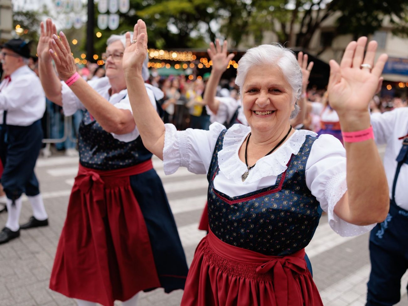 Os desfiles ocorrem tradicionalmente nas quartas-feiras e sábados - Site Oficial da Oktoberfest/Reprodução ND