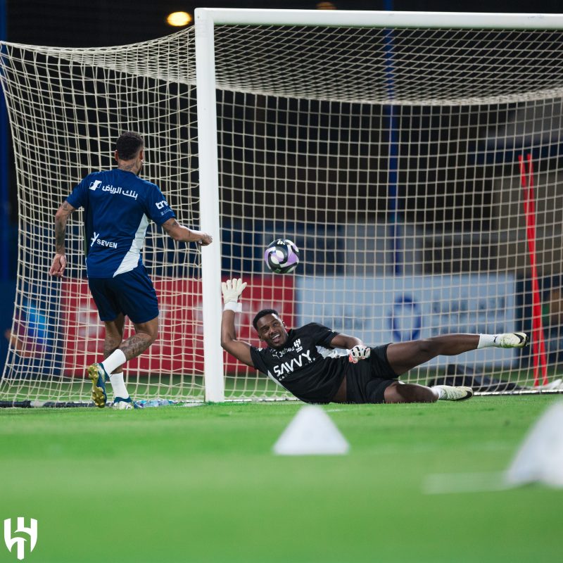 Ney deixou o goleiro no chão para marcar um golaço no treino &#8211; Foto: Al Hilal FC/Divulgação/ND