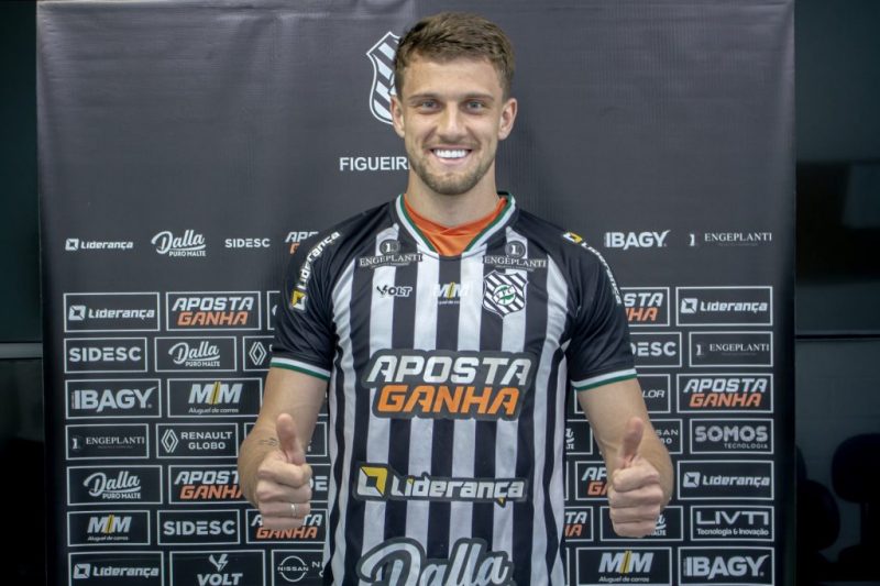 Felipe Santiago posa com a camisa do Figueirense após o transfer ban chegar ao fim