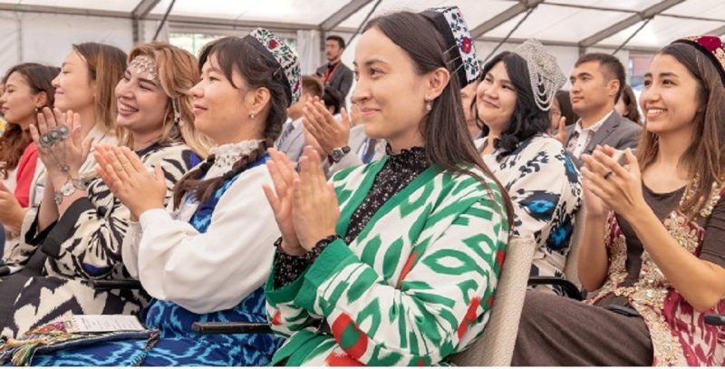 na foto fiéis aplaudem os tipos de bíblia durante culto