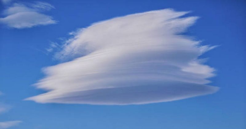 Nuvem lenticular autocumulus parece com "pilha de panquecas"