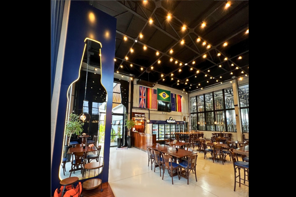 Espaço interno do bar de fábrica da cervejaria artesanal de Chapecó - Bellbrück Tap House/Redes Sociais