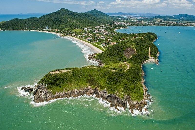 Foto aérea do morro da Ponta da Vigia, cercado pelo mar. 