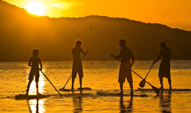 Amigos em praias próprias para banho