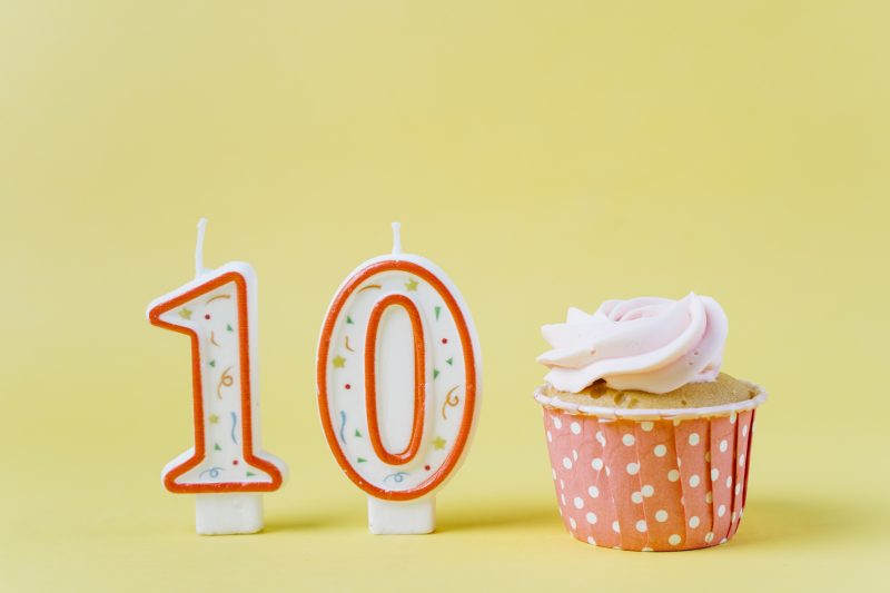 velas com o número 10 e um cupcake