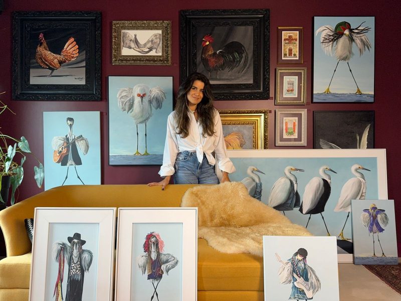 A artista plástica Marcela Schmidt e os quadros da exposição que estará na Alemanha 