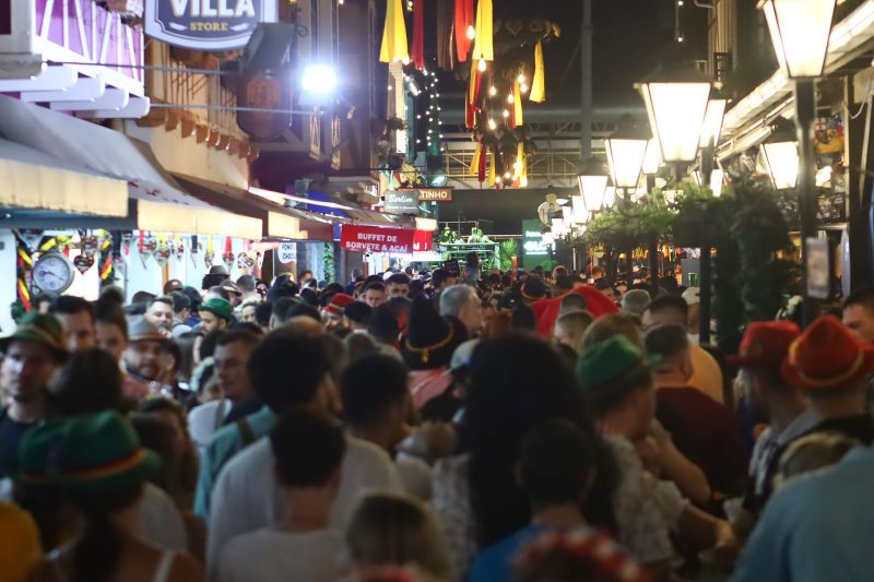 Oktoberfest Blumenau com várias pessoas