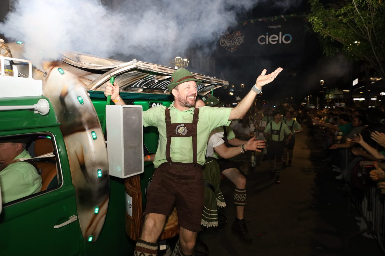 Segundo desfile da 39ª Oktoberfest Blumenau agitou público - Susane Dopke/Reprodução ND