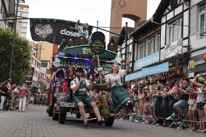 Foto do último desfile da Oktoberfest Blumenau na rua XV de Novembro