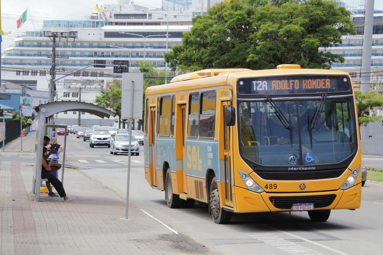 Ponto de ônibus Ponto de ônibus em Itajaí com navio ao fundo