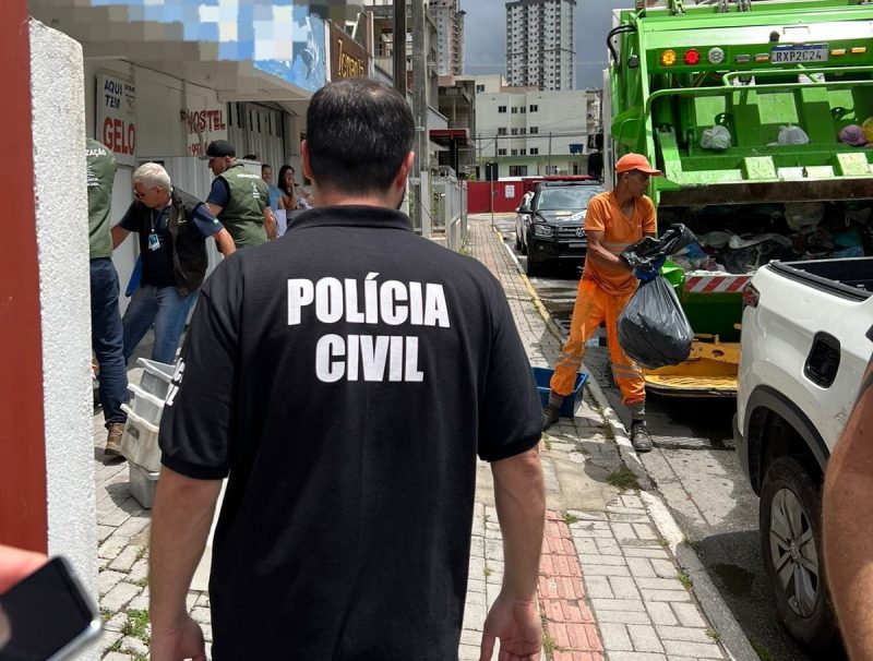 Imagem mostra policial civil em operação que apreendeu peixes e frutos do mar 