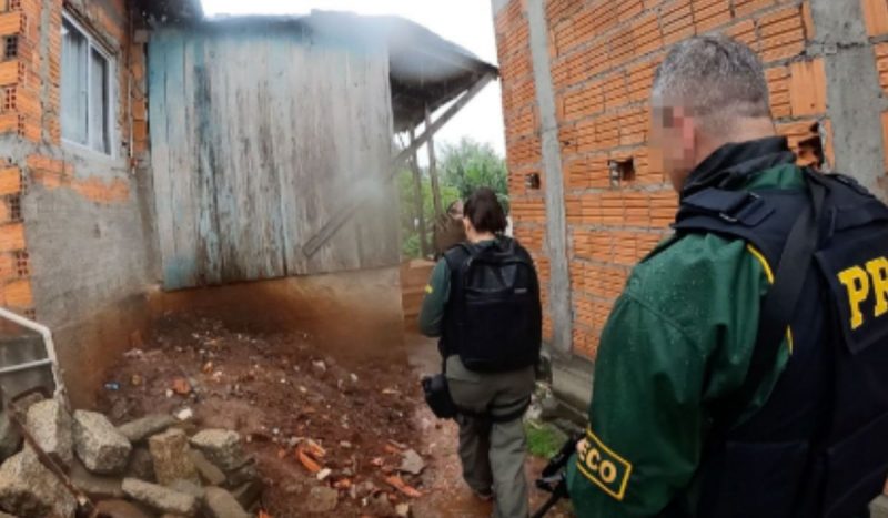 Operação Cabala mirou em quadrilha suspeita de encontrar uma brecha em um banco para roubar, foto mostra policiais chegando em uma casa de tijolos a vista