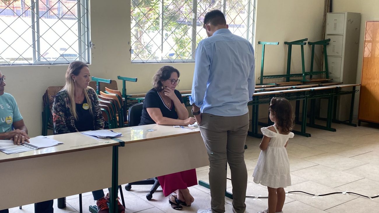 Osmar Teixeira (PSD) vota em Itajaí - Juliana Senne/ ND