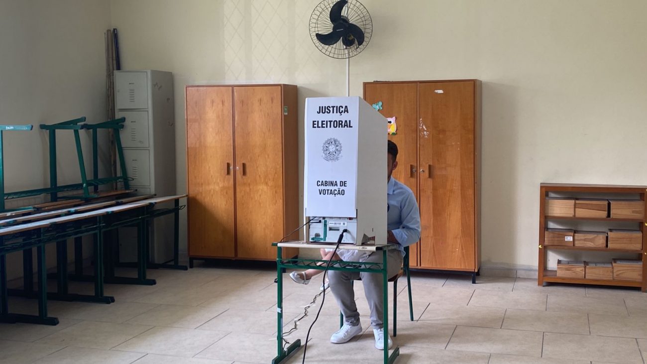 Osmar Teixeira (PSD) vota em escola de Itajaí - Juliana Senne/ ND