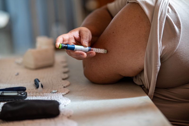 Paciente com diabetes tomando injeção de insulina em casa