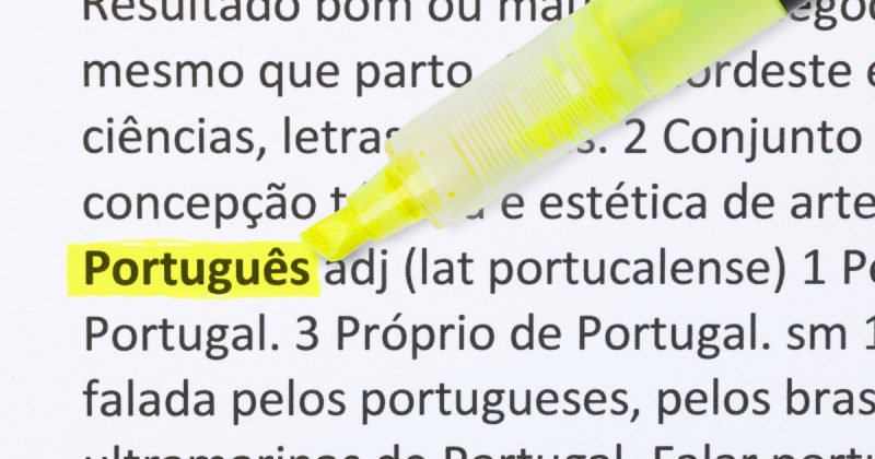 Português no dicionário marcado com marcador amarelo