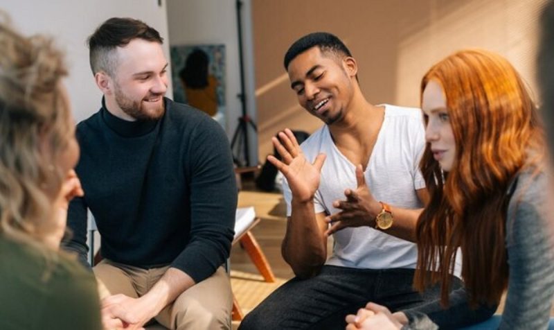 na foto aparecem estudantes colegas que conversam sobre palavras que não-existem em português