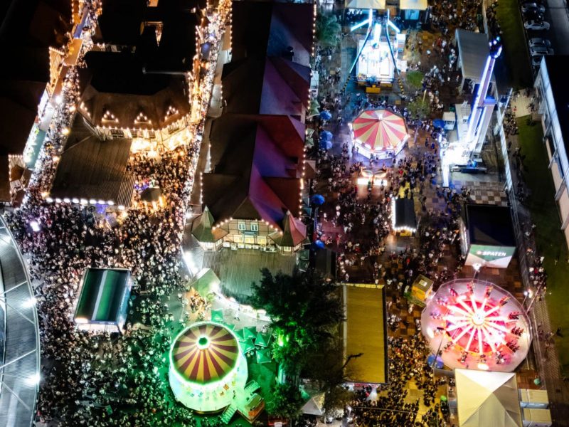 Imagem de drone mostra a lotação do Parque Vila Germânica, na Oktoberfest Blumenau 