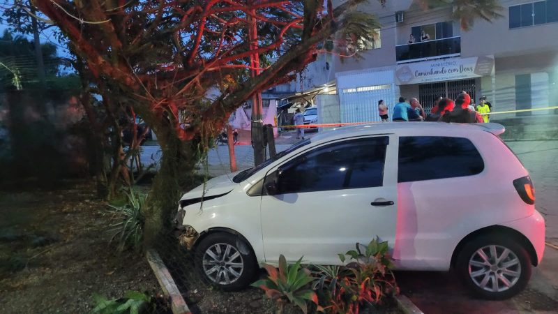 Foto mostra carro utilizado pelo suspeito na fuga